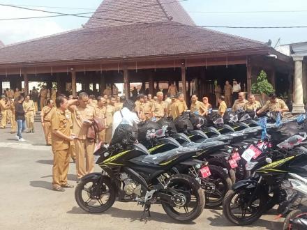 PEMKAB BANJARNEGARA BAGIKAN KENDARAAN OPERASIONAL BARU BAGI PEMERINTAH DESA